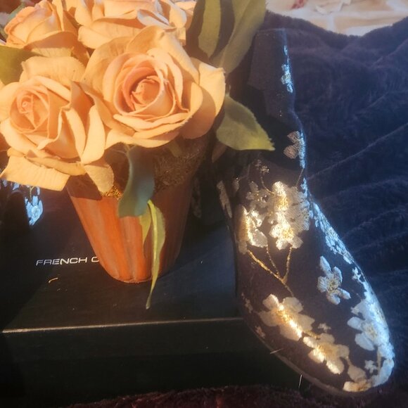 Simply smashing ankle bootsBrocade even on heels, elastic sides - great w/jeans - Picture 3 of 5